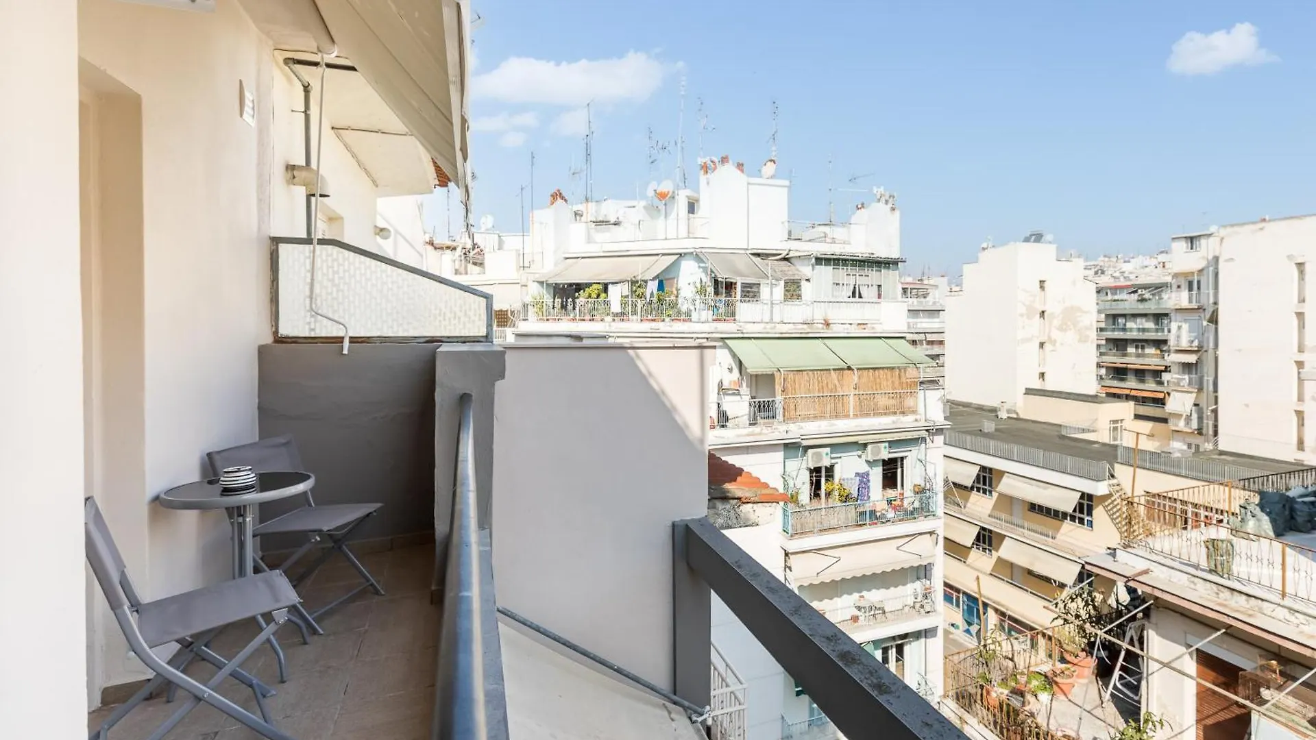 Camelia: Comfy City Apartment contacts